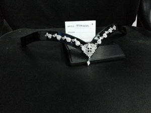 Bandeau à sourcils en cuir verni de cheval en forme de V avec un design en cristal unique pour les accessoires de cheval. - Product Image 6