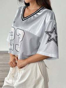 เสื้อครอปท็อปผ้าซาตินตาข่ายสีเงินเงา เสื้อเจอร์ซีย์ครอปเมทัลลิกสไตล์อเมริกันฟุตบอล เสื้อผ้าตาข่ายระบายอากาศ สตรีทแวร์ท็อป รับผลิตแบบ OEM ODM - Product Image 5