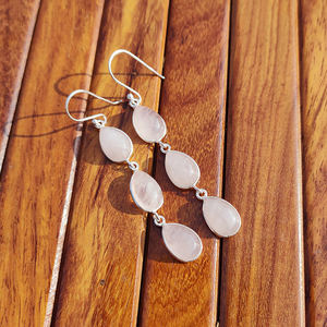 Pendientes Elegantes de Cuarzo Rosa con Triple Gota de Piedra Preciosa Rosa, Joyería Plateada - Product Image 6