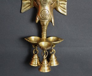 Lámpara de aceite decorativa tradicional hindú hecha a mano con campanas, de latón, con diseño de Ganesha, para mesa, hogar u oficina. - Product Image 5