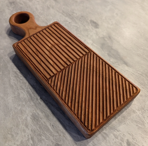 Planche à pâtes en bois au design antique avec surface rainurée pour la préparation des gnocchis, outil pour la pâtisserie - Product Image 1