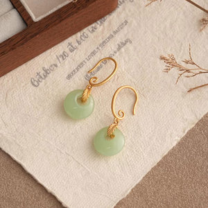 Pendientes de Aro de Jade Verde Hechos a Mano con Colgante de Hoja Chapado en Oro, Joyería Minimalista Boho Curativa para Mujer - Product Image 3
