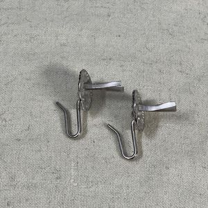 Estos broches o pines con cabeza de león en tono plateado son accesorios decorativos que se utilizan para realzar la ropa formal. Insignia para sombrero Shako. - Product Image 6