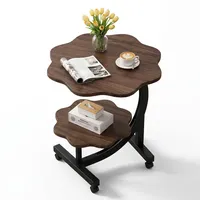 Table basse moderne avec deux niveaux de dessus sculptés en bois, cadre en métal noir courbé, design décoratif raffiné, poignée portable