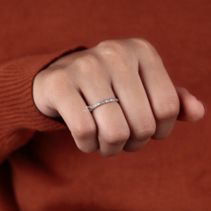 แหวนแต่งงานเพชรทรงกลมเพาะเลี้ยงในห้องปฏิบัติการ แหวนนิรันดร์ ทอง 14K ประดับเพชรแบบ Pave สามารถซ้อนกันได้ ของขวัญวันครบรอบแต่งงาน ผู้ผลิตและจำหน่าย - Product Image 6