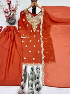 Conjunto Sharara de Seda Estilo Pakistaní de Moda con Bordado Intenso en el Escote, Kurti Corto y Pantalón Palazzo, Ideal para Bodas Indias y Fiestas Étnicas - Product Image 4