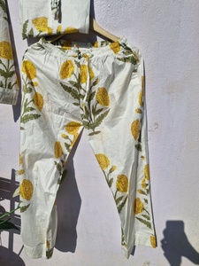 ชุดนอนผ้าฝ้ายพิมพ์ลายดอกไม้สำหรับผู้หญิง |   ชุดนอนลายทางอินเดียทำมือ |   ชุดนอนผ้ามัสลินเนื้อนุ่ม - Product Image 2