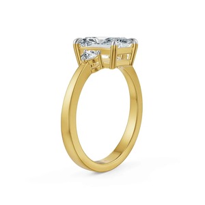 Anillo de Compromiso de Oro Amarillo de 14K con Diamante Cultivado en Laboratorio de Corte Radiante de 1.36CT y Tres Piedras, Joyería Fina - Product Image 2