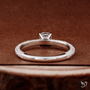 Anillo de Diamante Cultivado en Laboratorio con Corte Cojín de 0.50ct, Banda Pavé de Tres Hileras, Diseño Romántico Suave, Anillo de Novia de Oro Blanco de 10K - Product Image 3