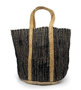Sac fourre-tout bohème en jute pour femme, noir et beige unis, ouvert, avec poignée d'épaule, écologique, pour la plage et l'usage quotidien estival - Product Image 1