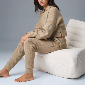 Haut tricoté personnalisé pour femme, style crop top, avec capuche, pour le sport - Product Image 2