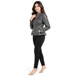 Chaqueta de cuero moderna para mujer, hecha con material duradero y ajuste cómodo, que ofrece un acabado suave y costuras impecables. - Product Image 4