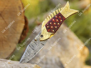 Cuchillo de bolsillo plegable de acero de Damasco forjado a mano para pesca y EDC, con mango de madera y latón, punta de caída, diseño de pez único grabado a mano, DIY - Product Image 3