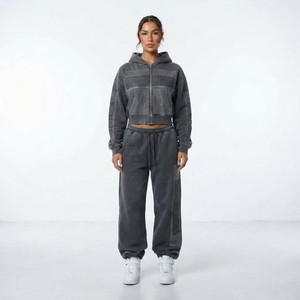 Conjunto de chándal de dos piezas para mujer: Sudadera con capucha corta con cremallera y pedrería, lavado ácido, y pantalones de chándal de pierna ancha - Product Image 1