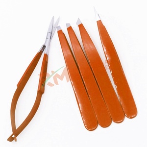 Juego de pinzas y tijeras para cejas RMI con punta plateada mate y recubrimiento en polvo naranja oscuro. - Product Image 2