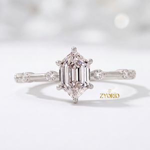 Anillo de compromiso y boda contemporáneo de plata 925 con diamante hexagonal de corte escalonado cultivado en laboratorio y engaste de garra de línea limpia - Product Image 5