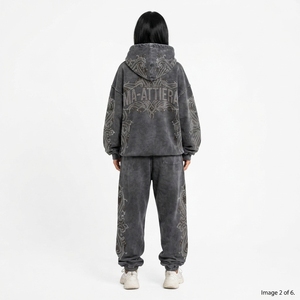 Conjunto de Sudadera con Capucha y Pantalones Jogger para Mujer, Personalizado, con Lavado Ácido, Gris Oscuro, con Pedrería, de Algodón y Felpa, Estilo Urbano, Venta al Por Mayor OEM - Product Image 2