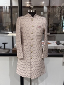 Manteau de mariage indien traditionnel pour homme Dev Darshan Fashion, longueur genou, avec boutons dorés, protection solaire, évacuation de l'humidité - Product Image 1