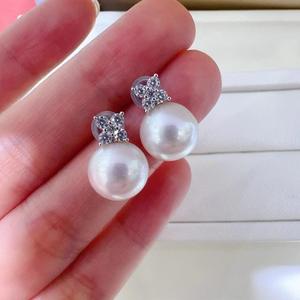 ต่างหูเงินแท้ S925 ประดับมุกธรรมชาติทรงกลมขนาด 10-11 มม. ฝังเพชรซิคอนสีขาว ดีไซน์คลาสสิก พร้อมตำหนิเล็กน้อย - Product Image 3