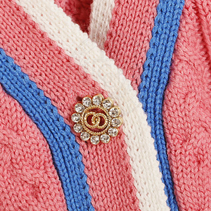 Cardigan en tricot torsadé personnalisé pour femmes, rose, col en V, broderie logo grec, boutons tendance, vêtements d'hiver - Product Image 4