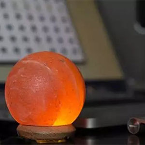 Lámpara de sal USB del Himalaya tallada personalizada de alta calidad, Feng Shui ligero, decoración del hogar, Base de madera, fuente de alimentación USB de bajo precio - Product Image 4