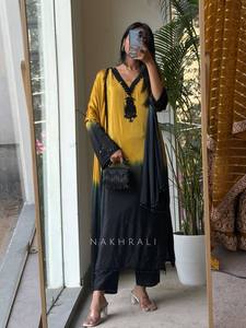 ชุดเดรสอานาร์กาลีปักลายสีเหลืองดำไล่เฉดสำหรับผู้หญิง สไตล์อินเดีย-ปากีสถานแบบดั้งเดิม ทรงหลวมยาวคลุมเท้า ผ้าเรยอน - Product Image 4