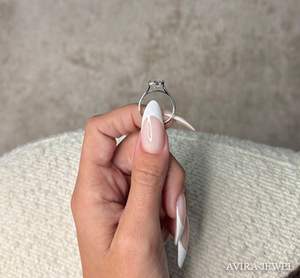 Anillo de Boda de Moissanita Personalizado de 2 Quilates, Oro de 14k, Fabricante de Joyería Avira Jewels, Diseño Solitario de Alta Gama, Corte Cojín - Product Image 3