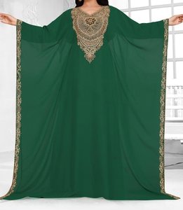 Robe de soirée longue vert émeraude brodée à col montant pour femme grande taille, style Moyen-Orient, manches longues, en polyester - Product Image 1