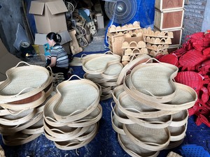 Handwoven Seagrass Turtle Shaped Basket Tray Natural Eco Friendly Wicker Storage Organizer for Kids Room Decor OEM Supplier - Product Image 5