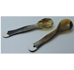 Juego de 2 servidores de ensalada de cuerno de diseño moderno, cucharas de cuerno hechas a mano con cuerno natural de búfalo, a precio de mayoreo. - Product Image 1