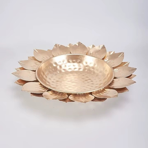 Bol à bougie en métal design avec arrangement de bougies pour centre de table de mariage et décoration lumineuse romantique - Product Image 1