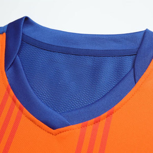 Ensemble d'uniformes de football haut de gamme en tissu polyester doux, respirant et anti-humidité, léger, maillot à manches courtes et short, personnalisable pour équipe - Product Image 3