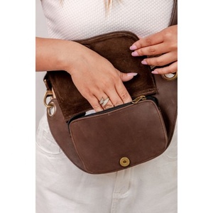 Riñonera unisex de viaje de diseñador de cuero vintage genuino con muchos bolsillos y cremallera más cerca para uso diario - Product Image 4