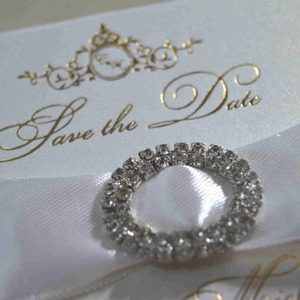 Duallush Designs Carte de Réserve de Date Personnalisée de Luxe avec Monogramme en Feuille d'Or, Ruban en Satin Blanc, Nœud, Boucle en Strass et Perle - Product Image 5