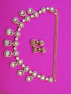Conjunto de Collar y Pendientes de Plata Chapada en Oro con Piedra Polki, Corte de Pera Geométrico, Estilo Clásico para Boda, Joyas Amaira - Product Image 1