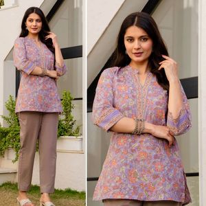 Kurtis courts en coton imprimé rouge pour femmes, coupe régulière, style traditionnel, haut décontracté mi-long, style Inde Pakistan, tunique imprimée pour usage quotidien - Product Image 2