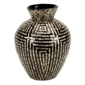 Elegantes jarrones de metal de lujo para interiores, ideales para arreglos florales contemporáneos. - Product Image 6