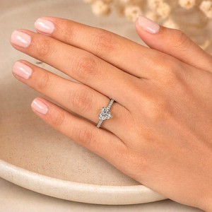 Bague romantique demi-éternité en or massif 10K 14K 18K avec diamant de laboratoire en forme de cœur, couleur DEF, clarté VS VVS, sertie à griffes, certifiée IGI - Product Image 4