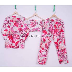 Ensemble de pyjama en coton indien pour femme, imprimé floral rose vif, avec fermeture boutonnée, idéal pour la plage et la détente, ensemble de nuit, ensemble de pyjama à col. - Product Image 5