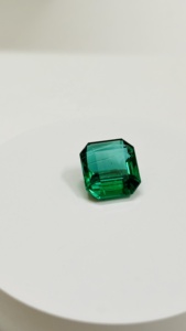 Émeraude Verte Naturelle Taille Émeraude 4,60 carats Pierre Précieuse Libre de Zambie Certifiée IGI Qualité AAA+ pour la Fabrication de Bijoux - Product Image 2