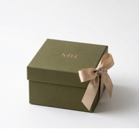 Boîte cadeau rigide à fermeture magnétique vert olive personnalisée avec ruban en satin |   Emballage réutilisable respectueux de l'environnement |   Logo MH estampé à chaud |