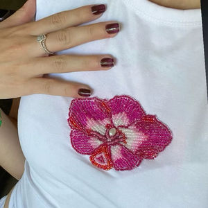 T-shirt en coton blanc à fleurs perlées roses faites à la main, col rond, manches courtes, hauts décontractés d'été pour femmes, vêtements en jersey pour femmes - Product Image 1