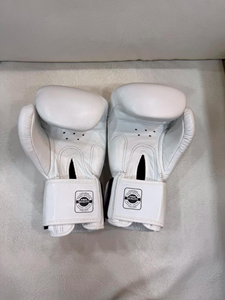 Gants de boxe Muay Thai blancs de qualité supérieure, en cuir de vache véritable, équipement de combat, design et logo personnalisés, légers - Product Image 3