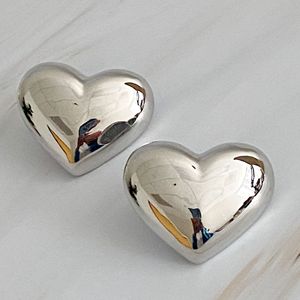 Orecchini a perno Polish My Heart, anelli alla moda a forma di cuore - Product Image 1