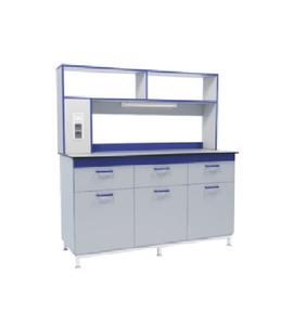 Estación de trabajo de laboratorio con estantes superiores, armarios de almacenamiento y panel de alimentación integrado para configuraciones de laboratorio compactas - Product Image 1