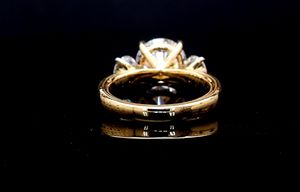 Anillo de Compromiso Clásico con Tres Diamantes Cultivados en Laboratorio, Oro Sólido de 14K, Engaste de Puntas Chapado en Oro de 14K, Corte Estilo Hip Hop, Certificado IGI - Product Image 2