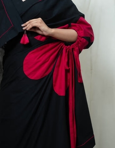 Sari KV para Mujer, Diseño Floral de Margaritas Negras, Sin Blusa - Product Image 2
