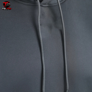 Sudadera con capucha de caza para hombre, negra mate, de forro polar, con capucha cruzada, cordones ajustables, bolsillo frontal tipo canguro y puños acanalados. - Product Image 5