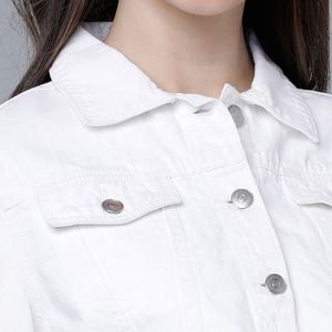Veste en jean blanche pour femme de haute qualité, style streetwear, avec logo personnalisé, durable, coupe ample, effet déchiré. - Product Image 2