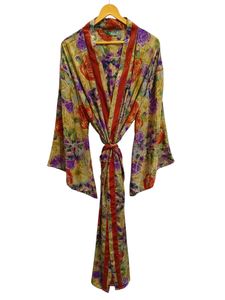 Kimono de Lujo con Parches de Seda, Túnica Larga para Dormir o como Cubre Bikini, Kimono Hecho a Mano con Sari de Seda Reciclada Vintage de la India - Product Image 2